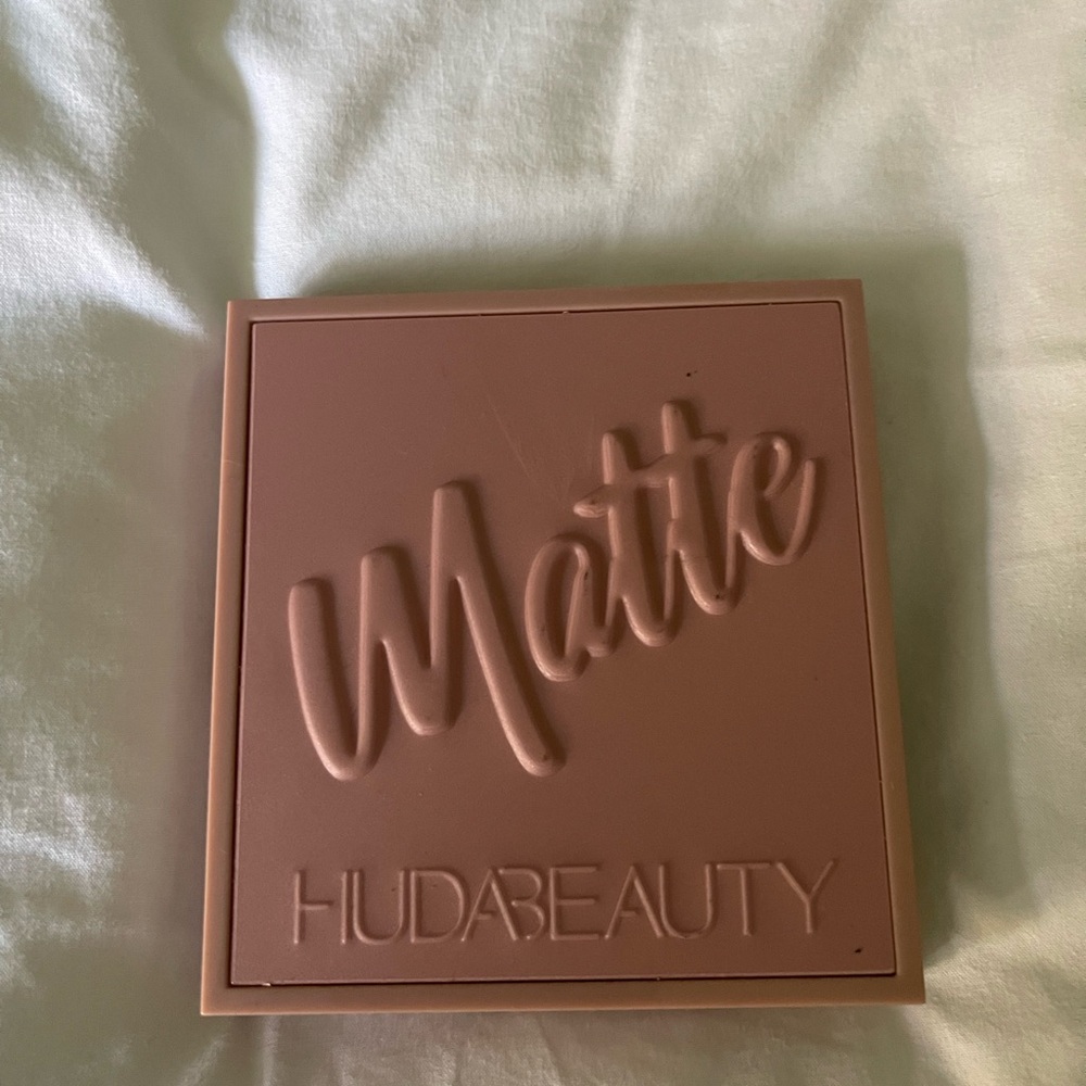 HUDA BEAUTY Matte Palette in Cool Matte Onsessions